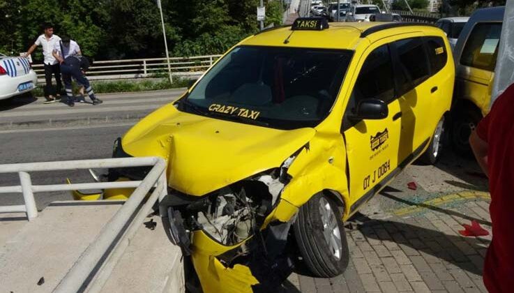 Köprü çıkışında çarpışan araçlar, korkuluğa takıldı