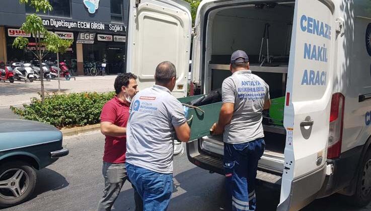 Alman vatandaşı evinde ölü bulundu