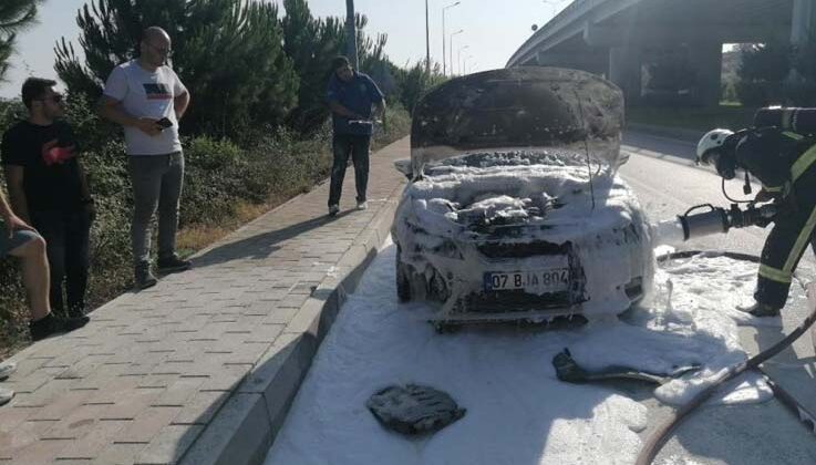 Araç göstergesindeki uyarıyla indiler, yanan araca müdahale edemediler