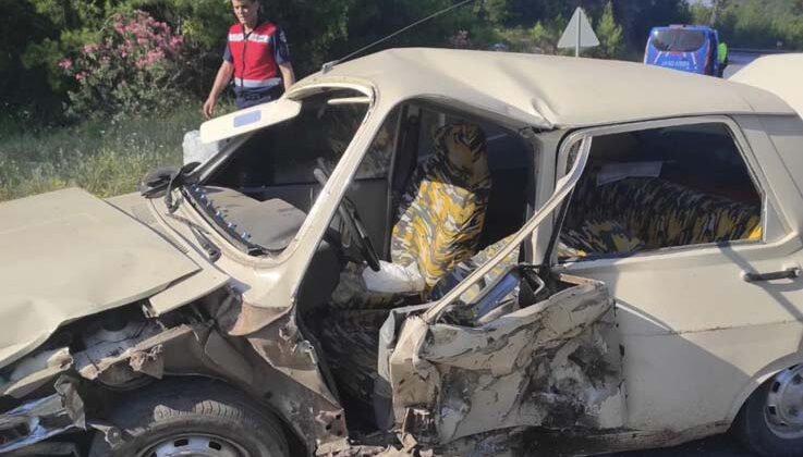 Antalya’da otomobiller çarpıştı: 2 yaralı