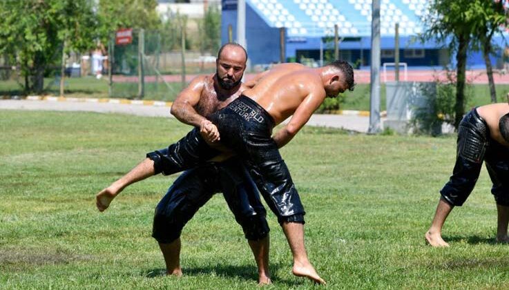 Okulu, altın kemeri gözüne kesti