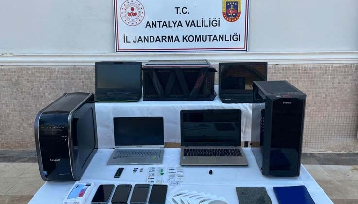 Antalya’da bilişim dolandırıcısı 6 şüpheli yakalandı