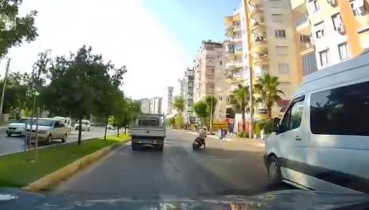Motosikletlinin, yola dökülen yağdan kayıp düştüğü anlar kamerada