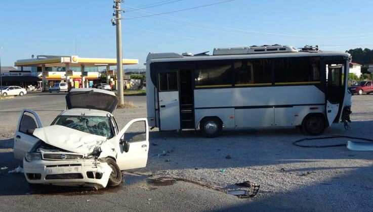 Antalya’da otel servisi ile otomobil çarpıştı: 4 yaralı
