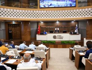 Başkan Böcek:“Toplu ulaşımın belediye eliyle yapılması gerek”