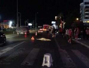 Tur midibüsü yaya geçidindeki turistlerin arasına böyle daldı: 2 ölü