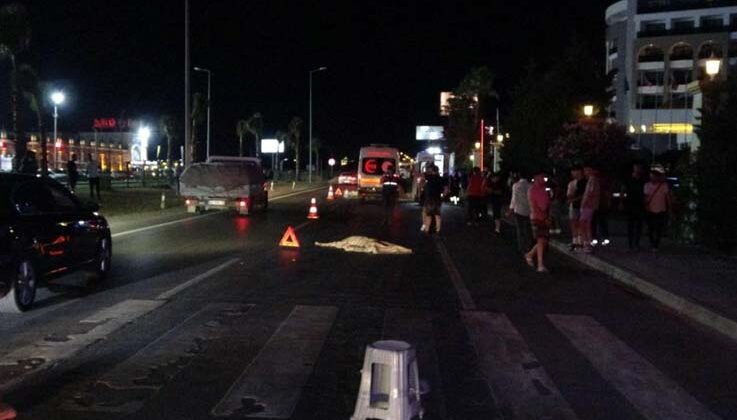 Tur midibüsü yaya geçidindeki turistlerin arasına böyle daldı: 2 ölü