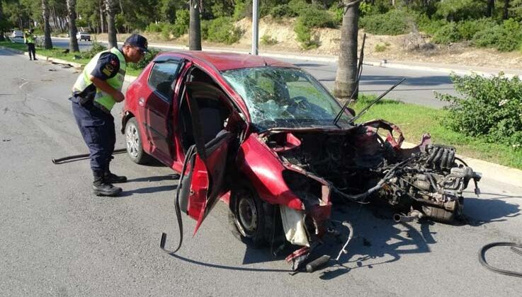 Palmiyeye çarpıp motoru gövdesinden ayrılan otomobilden hafif yaralı çıktı