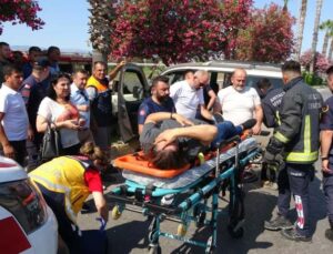Palmiye ağacına çarpan kadın sürücü araç içinde sıkıştı