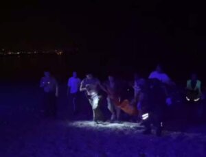 Boğulma tehlikesi geçiren gencin başında ilk yardım tartışması