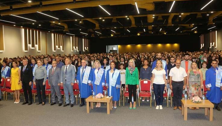 Mezun olan 290 hukuk fakültesi öğrencisi yemin ederek mesleğe ilk adımlarını attı