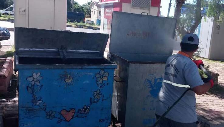 Kemer’de çöp konteynerleri dezenfekte ediliyor