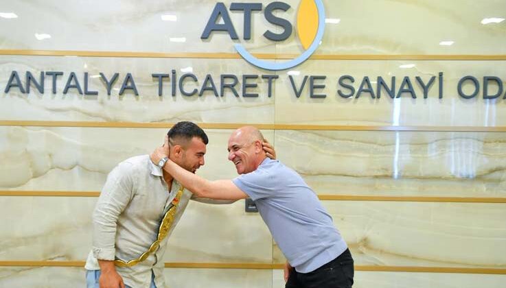 Başkan Ali Bahar’dan başpehlivana ‘El ense’