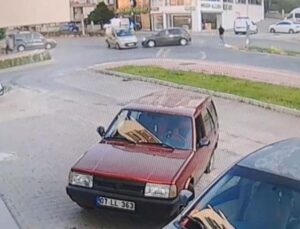 İki aracın arasında kalmaktan saniyelerle kurtuldu, geriye dönüp yaralılara yardımcı oldu