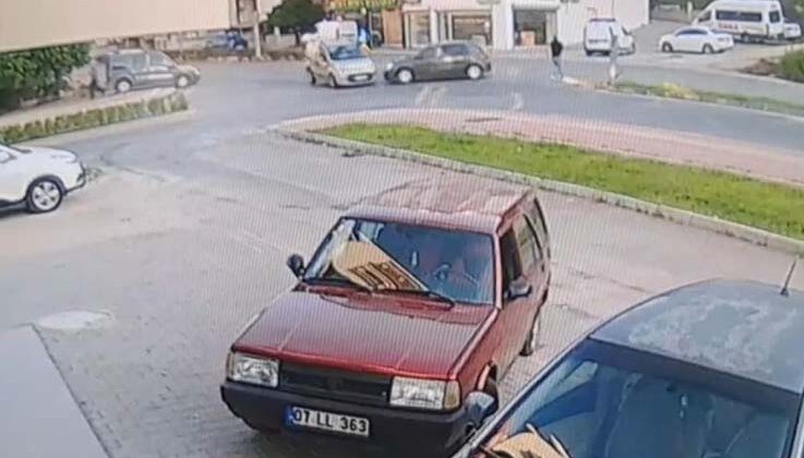 İki aracın arasında kalmaktan saniyelerle kurtuldu, geriye dönüp yaralılara yardımcı oldu