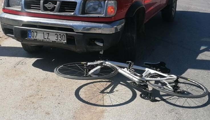 Yolda kayan bisiklet kamyonetin altına girdi: 1 yaralı