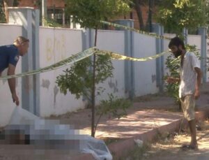 Kaldırım üzerinde cansız bedeni bulunan şahsın kimliğini dondurma yiyerek teşhis etmeye çalıştı