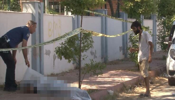 Kaldırım üzerinde cansız bedeni bulunan şahsın kimliğini dondurma yiyerek teşhis etmeye çalıştı