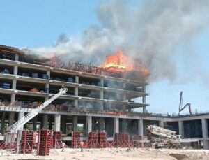 Otel inşaatının kalıpları alev alev yandı, devreye helikopter girdi