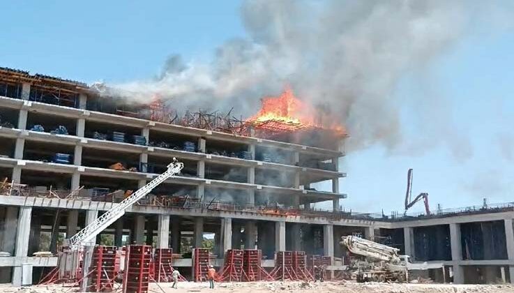 Otel inşaatının kalıpları alev alev yandı, devreye helikopter girdi
