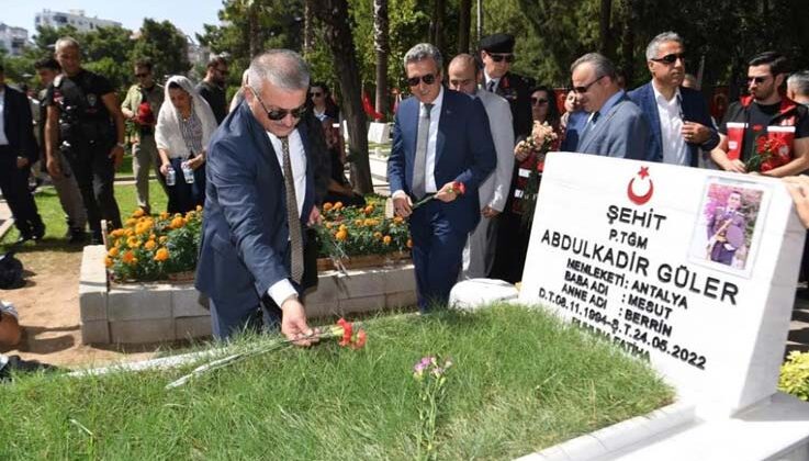 15 Temmuz’un 7. yıl dönümünde şehitler Antalya’da da mezarı başında anıldı