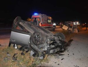 Korkuteli’nde iki otomobil çarpıştı: 1 ölü, 2 yaralı