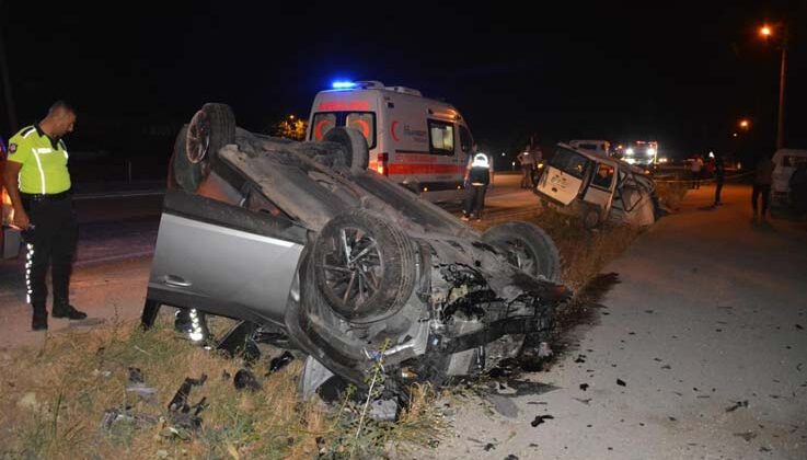 Korkuteli’nde iki otomobil çarpıştı: 1 ölü, 2 yaralı