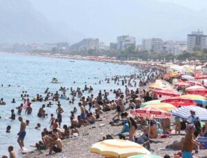 Termometreler 44 dereceyi gösterdi, sıcaktan bunalan kendini Akdeniz’e attı