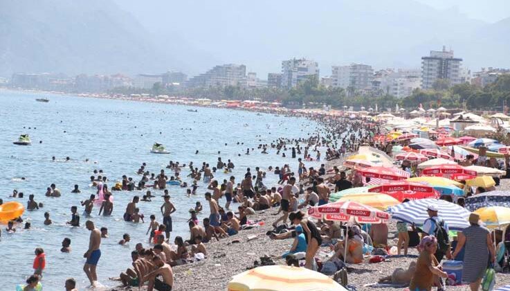 Termometreler 44 dereceyi gösterdi, sıcaktan bunalan kendini Akdeniz’e attı