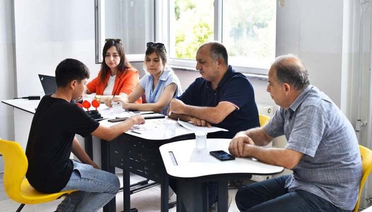 Kayıt olabilmek için alet kullanıp hayallerini anlattılar