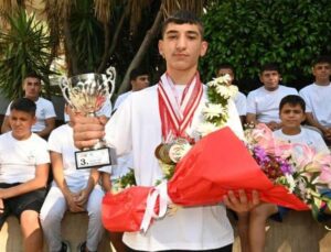 Genç güreşçi Bozkurt, Kırkpınar’dan sonra, minderde de başarı elde etti