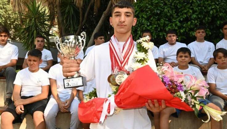 Genç güreşçi Bozkurt, Kırkpınar’dan sonra, minderde de başarı elde etti