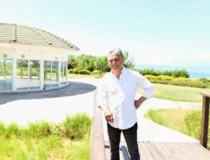 Falezlerde öğrenciler için ders çalışma merkezi