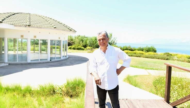 Falezlerde öğrenciler için ders çalışma merkezi