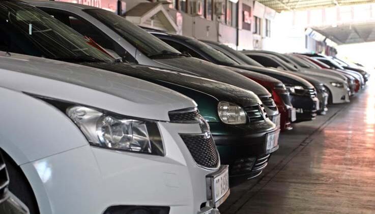 Sıfır otomobile el altından para alarak oda başkanını bile dolandırmaya çalıştılar