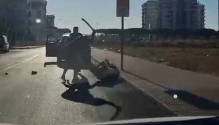 Survivor Hikmet, başcazgırı sokak ortasında sopayla darp etti