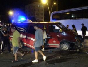 Antalya’da feci kaza: 3 kişi yaralandı