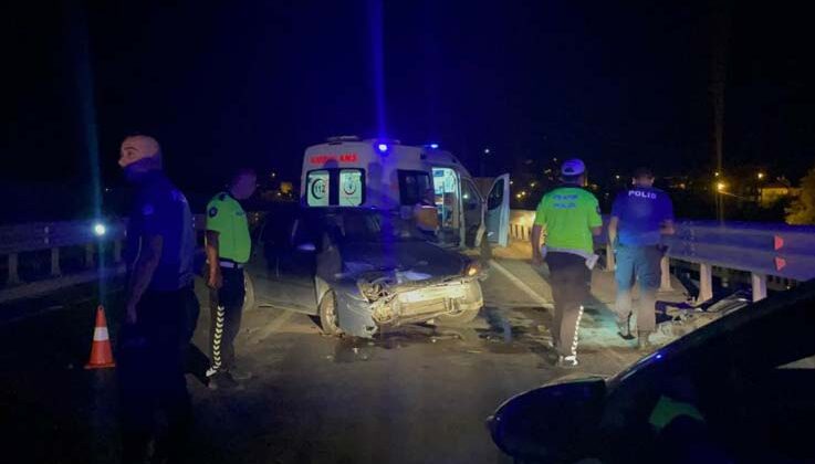 Kontrolden çıkan otomobil bariyerlere çarpıp hurdaya döndü:1 yaralı