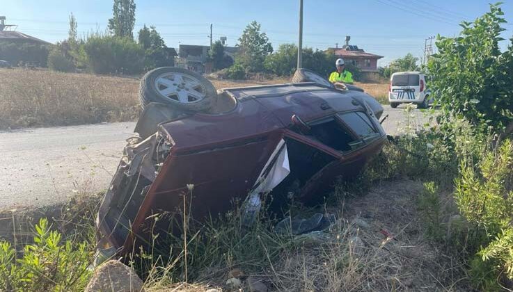Kaza yapan sürücü aracını olay yerinde bırakıp gitti