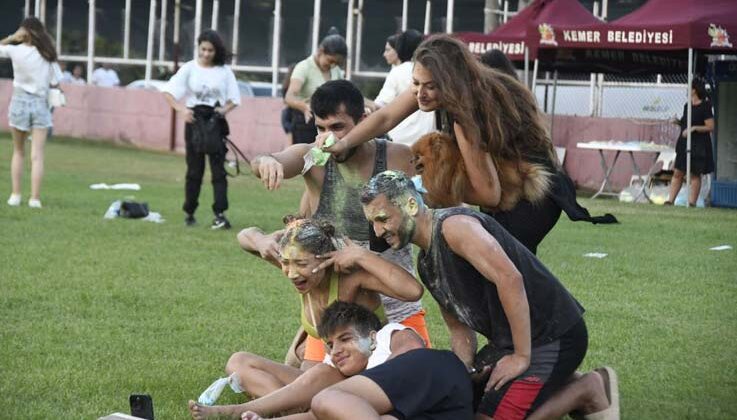 Kemer’de ‘renkli’ festival