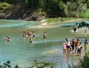 Yasak dinlemeyip tehlikeyi göze alarak Manavgat Irmağı’na girdiler