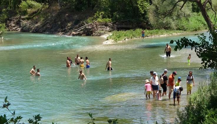 Yasak dinlemeyip tehlikeyi göze alarak Manavgat Irmağı’na girdiler