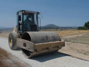 Korkuteli Akyar grup yolu asfaltlanıyor