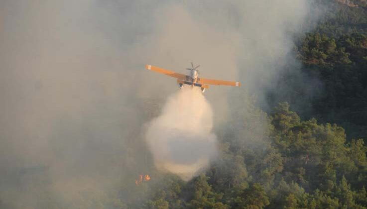 Turizm merkezi Kemer’deki orman yangınına havadan müdahale başladı