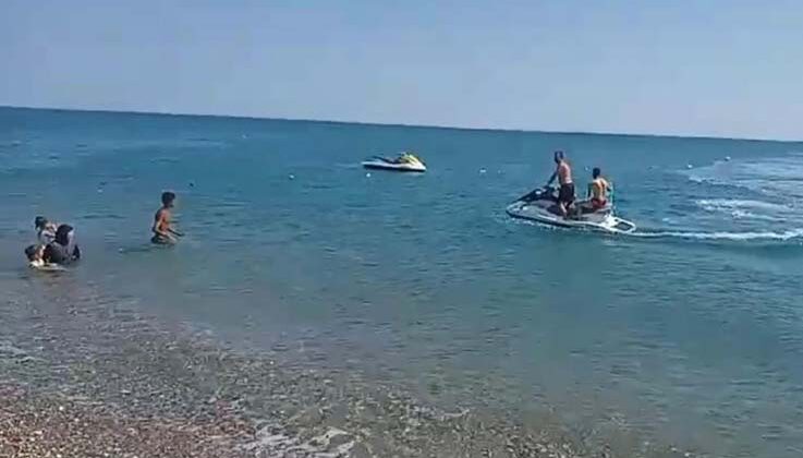 Şiddetli rüzgarın da etkisiyle deniz yatağıyla 1,5 kilometre sürüklendi