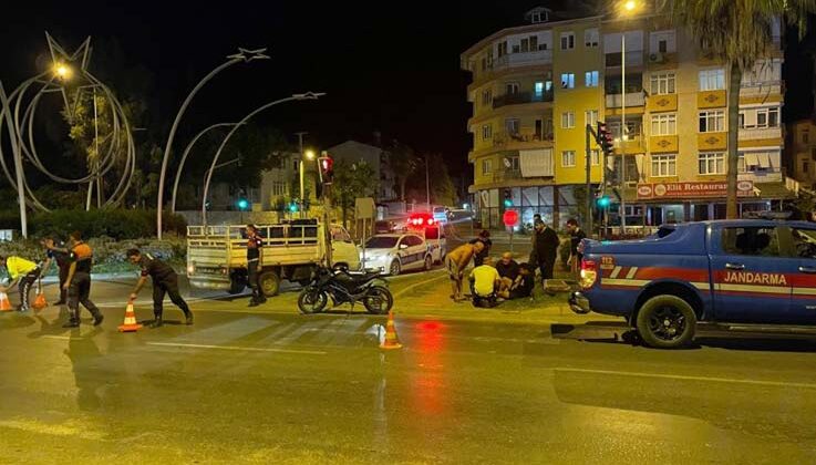 Gazipaşa’da kamyonet ile motosiklet çarpıştı : 1 yaralı