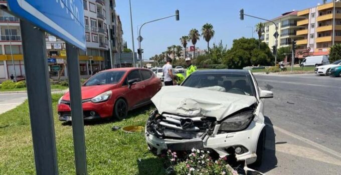 Gazipaşa’da iki otomobil çarpıştı: 2’si çocuk 4 kişi yaralandı