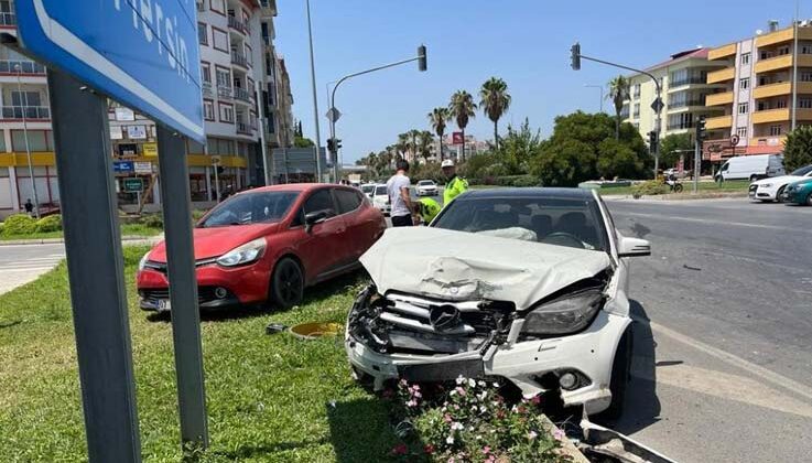 Gazipaşa’da iki otomobil çarpıştı: 2’si çocuk 4 kişi yaralandı