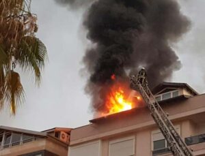 Antalya’da 4 katlı apartmanın çatısında çıkan yangın panik oluşturdu