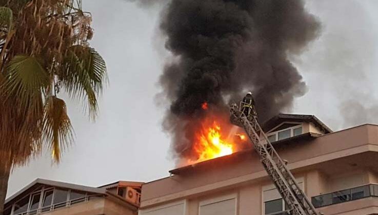 Antalya’da 4 katlı apartmanın çatısında çıkan yangın panik oluşturdu